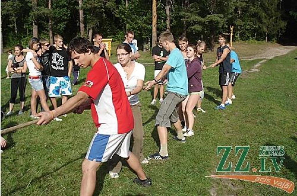 Spīdolas ģimnāzisti sporto Zaķu pļavā