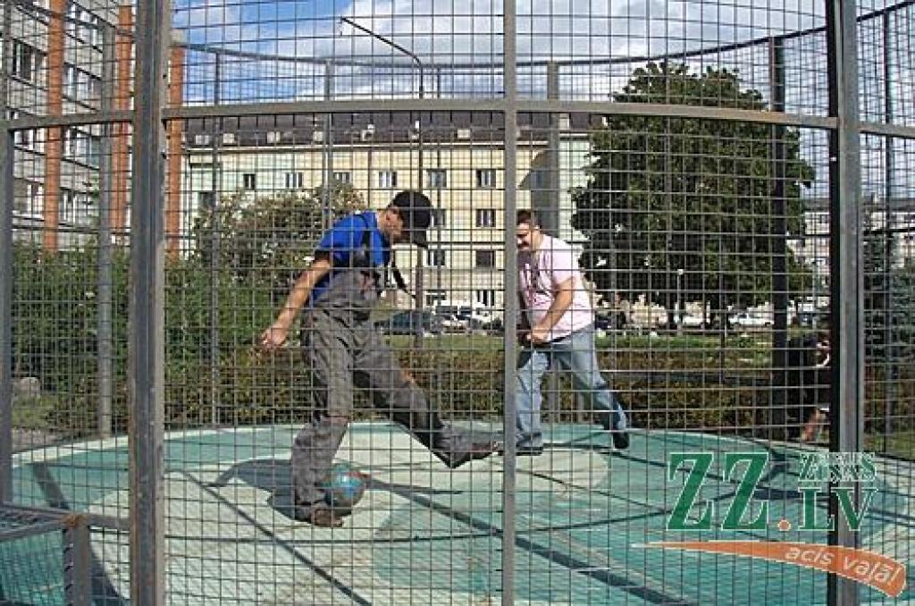 Futbols «pannā» Jelgavas centrā