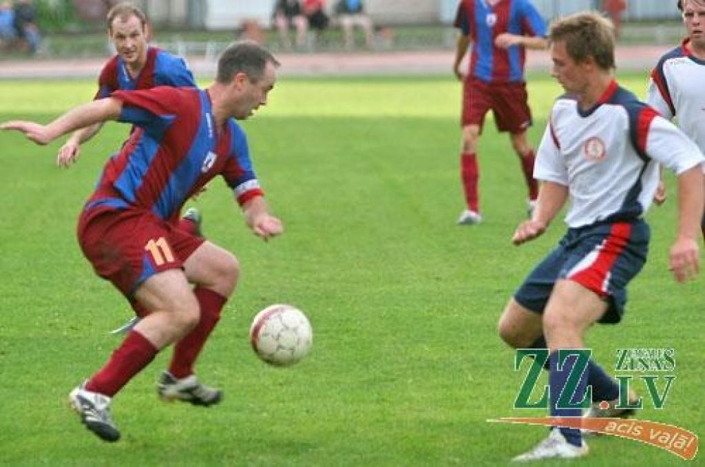 Futbolistiem – uzvara un daudz neizmantotu izdevību