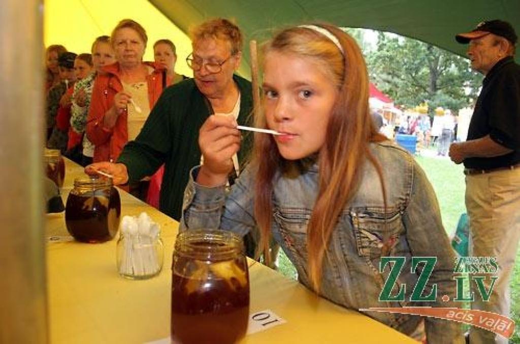 FOTO: Piena, maizes un medus svētki (papildināta)