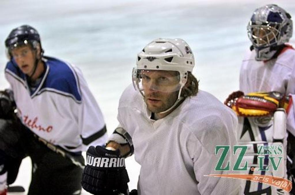 NHL «dzelzs vīrs» Skrastiņš trenējas Jelgavā