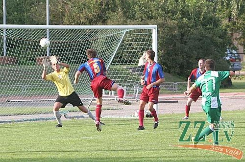 FOTO: Futbolisti otro apli sāk ar uzvaru