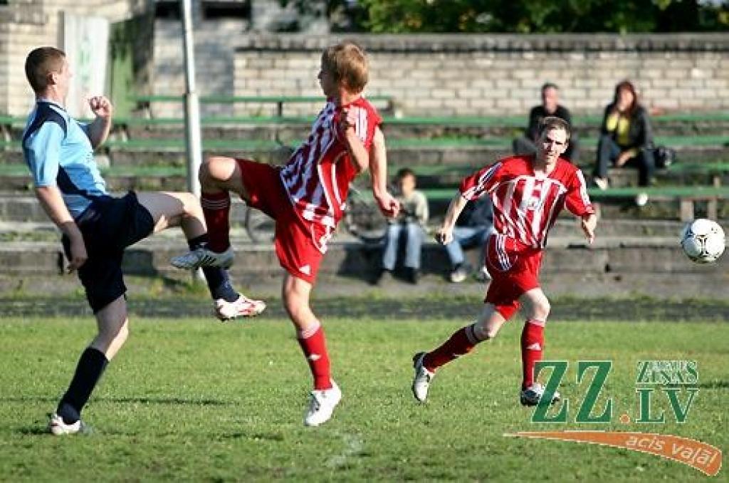 Futbolisti otrajā līgā cīnās neizšķirti