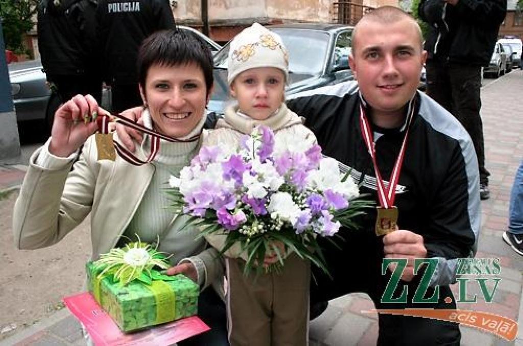 FOTO: Sievas uz pleciem un bumbas grozā