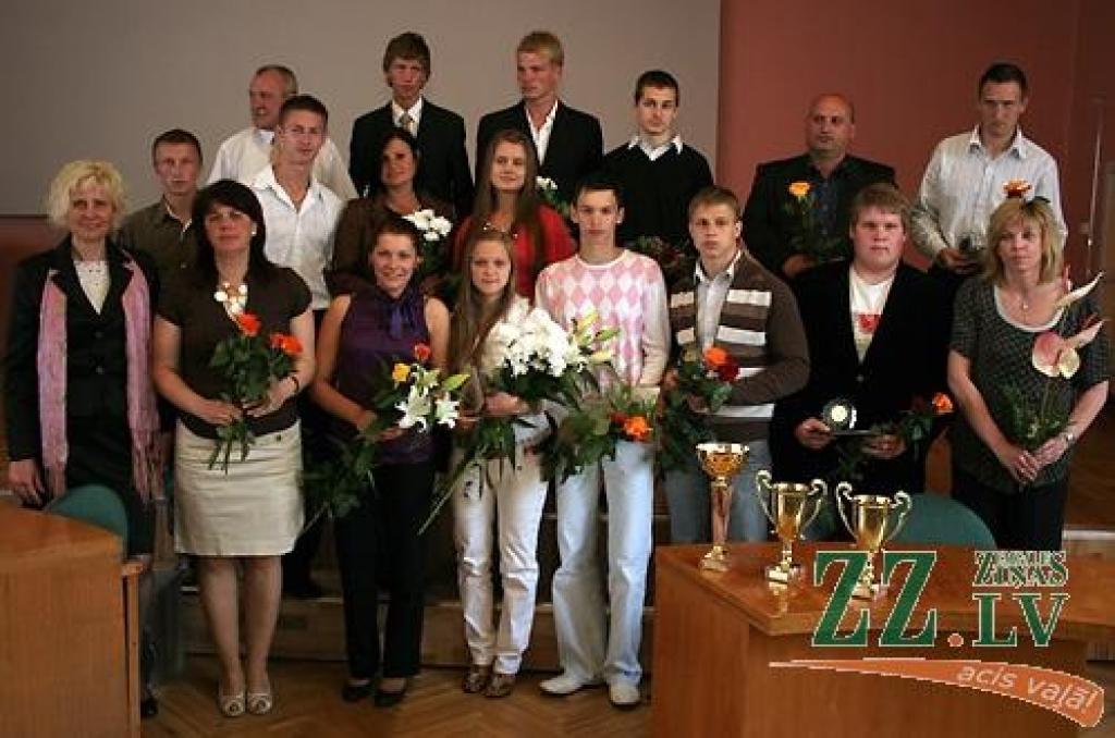 Saņem sporta skolas absolventa diplomus