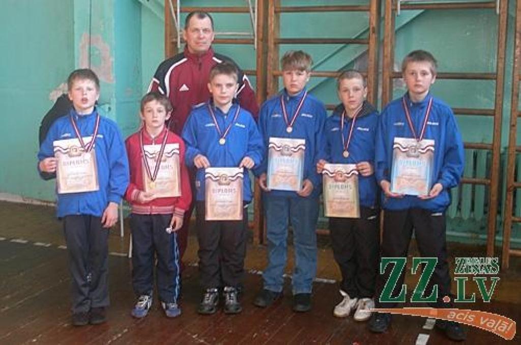 Cīkstoņiem - medaļas Latvijas jaunatnes spartakiādē