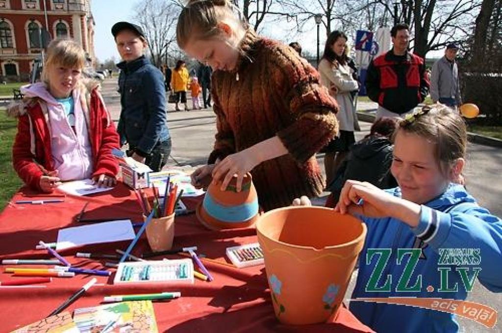 FOTO: «Lieldienu pastaiga» pils parkā