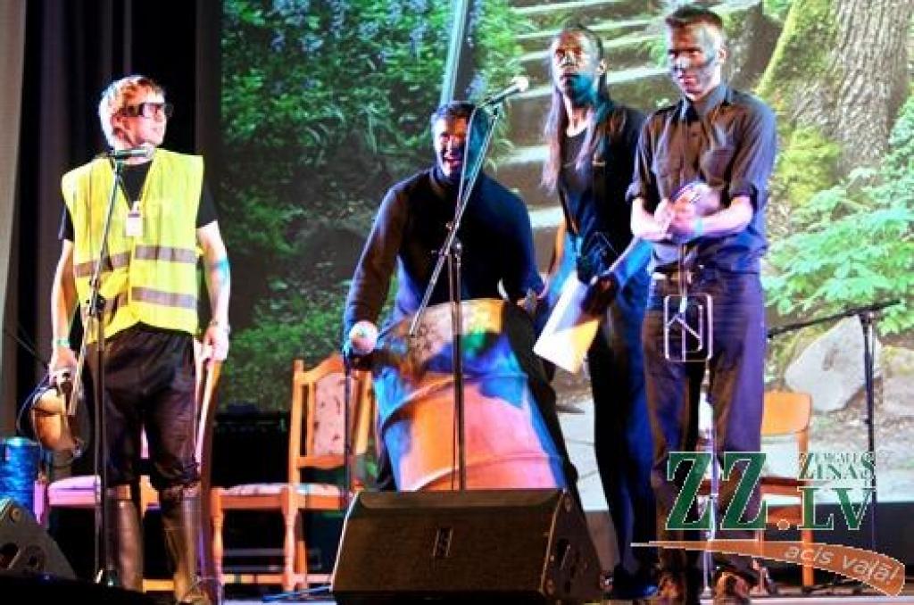 Folkfestivālā triumfē «Zem cita karoga»