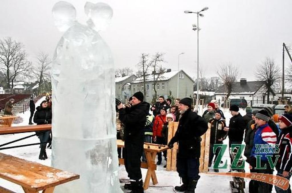 Skulptūru tapšanu vēro ekskursanti