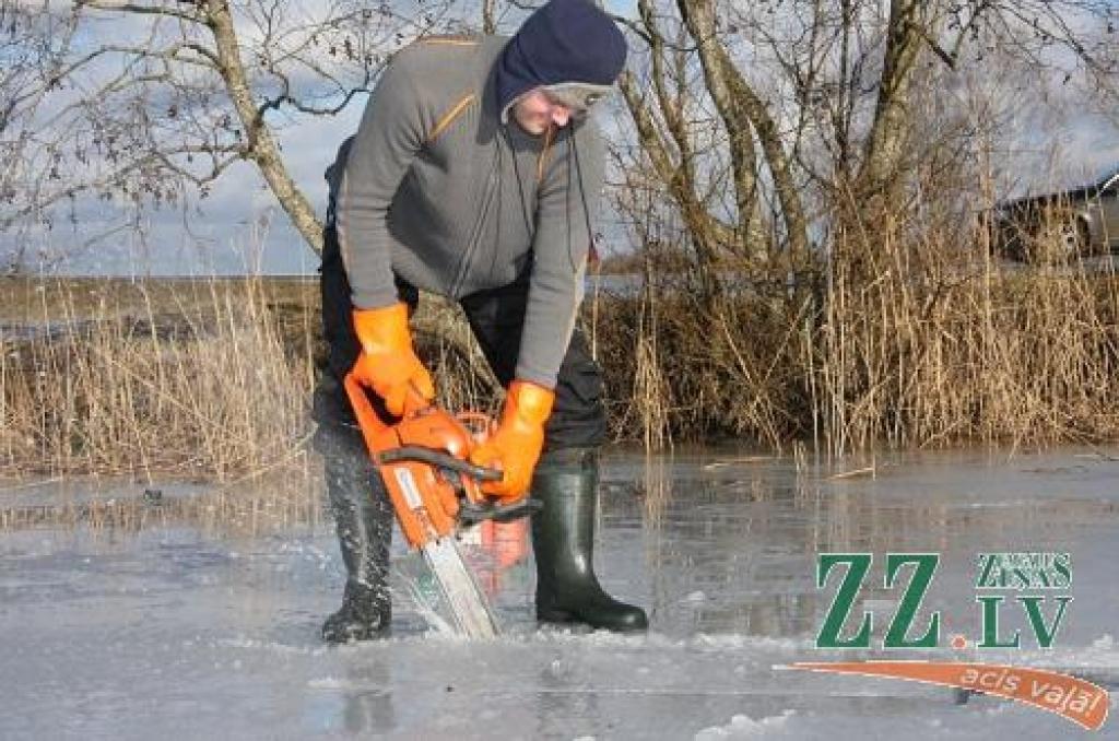 Izzāģē ledu skulptūru festivālam