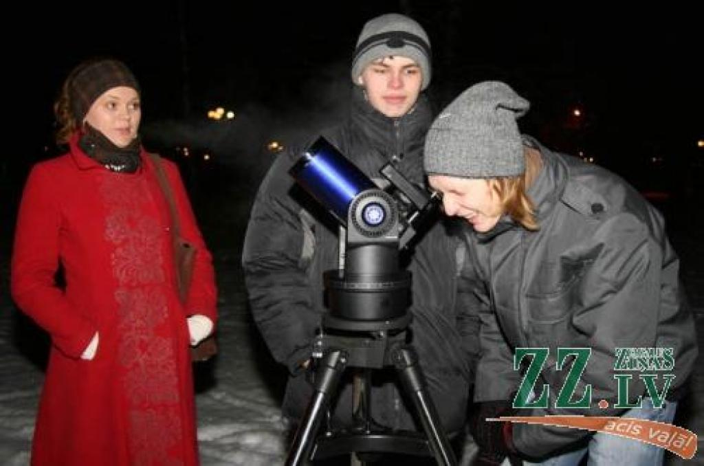Skolēni ar teleskopu pēta debesis
