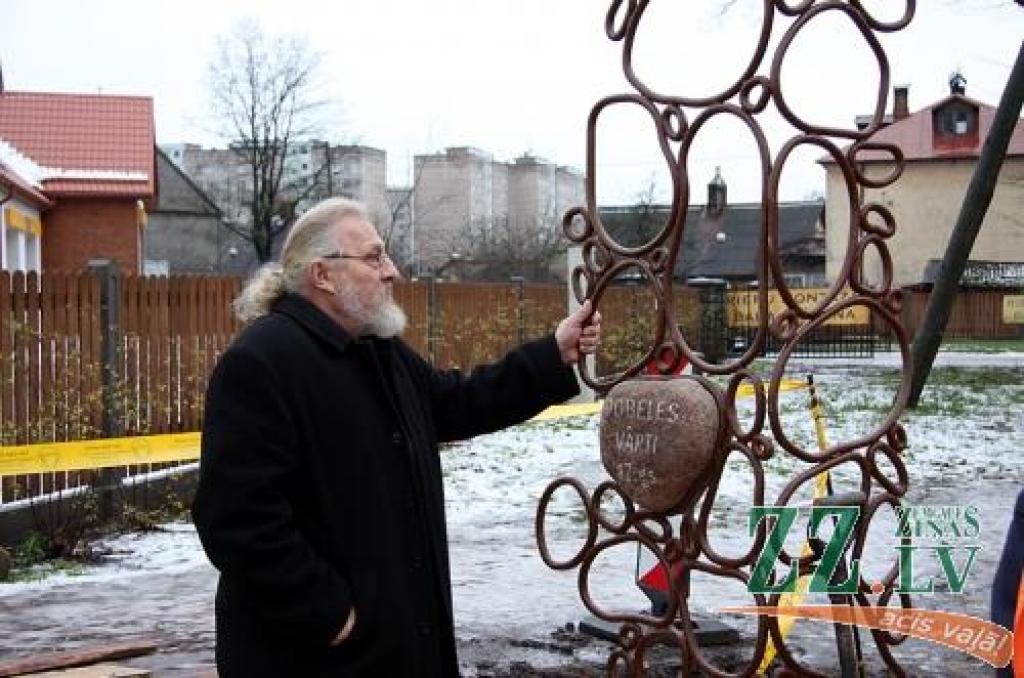 Uzstāda pirmos vēsturiskās Jelgavas vārtus