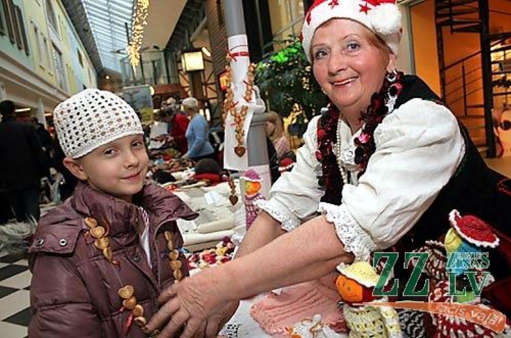 Labdarības tirdziņš vieno dažādu tautību jelgavniekus