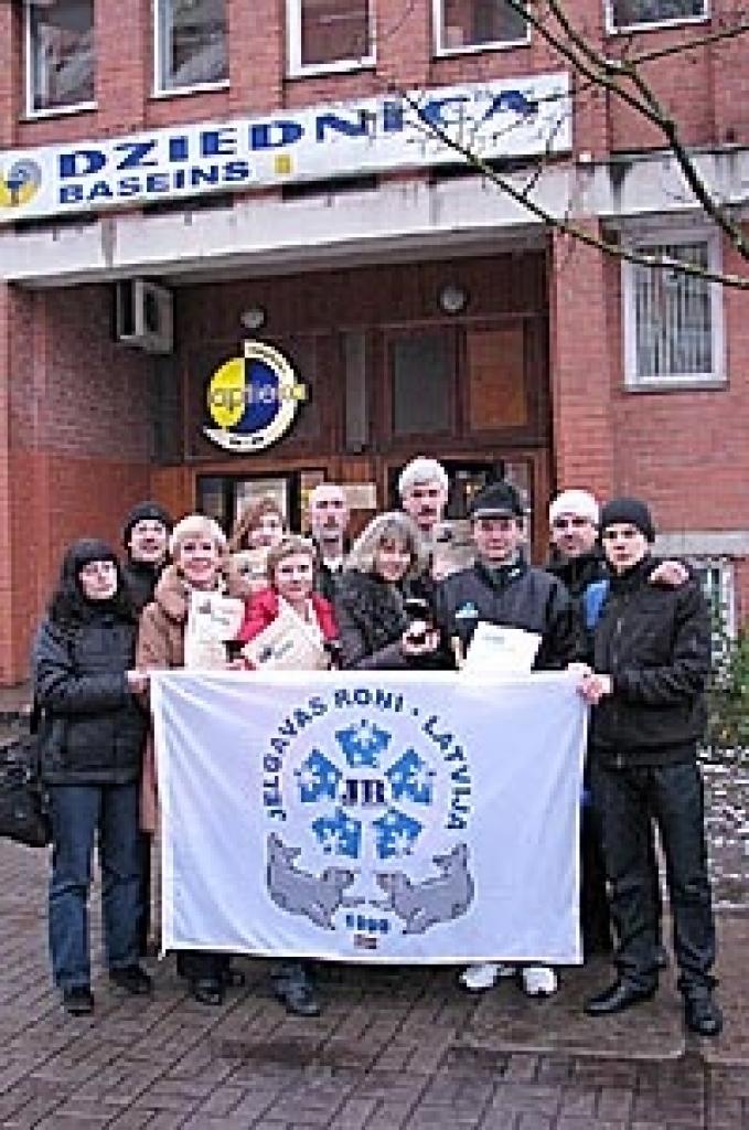 «Roņi» uzvar baseinā