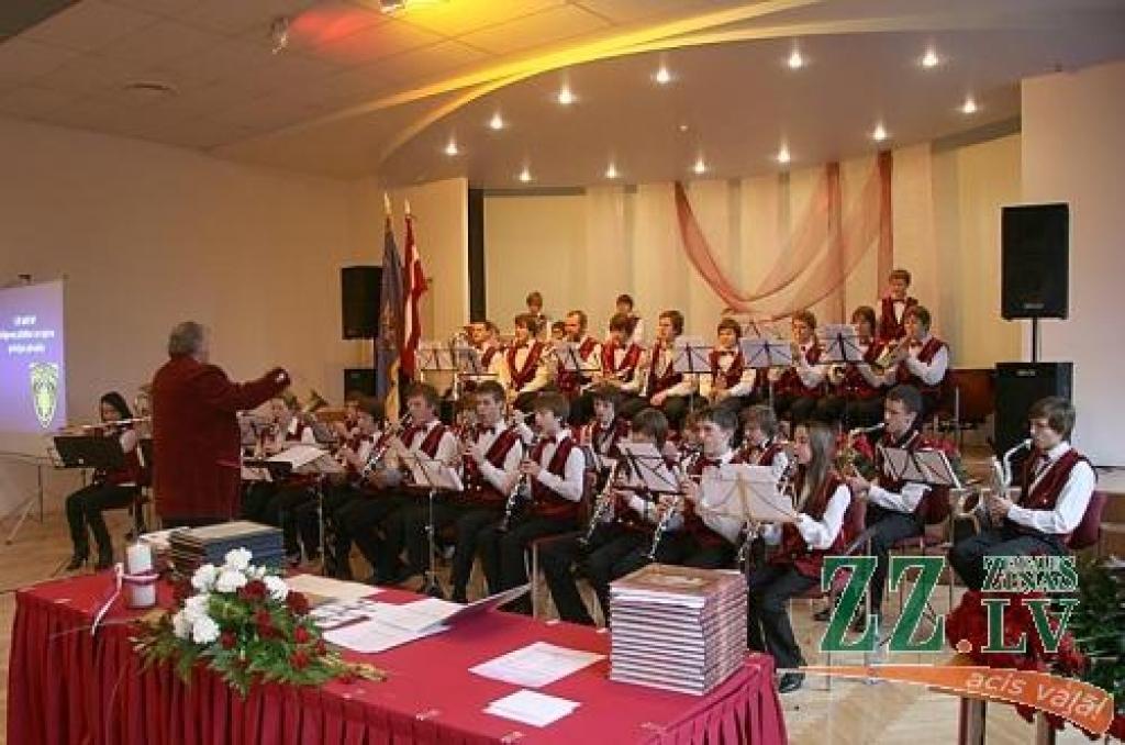 FOTO: Policijas jubilejā sveic Jelgavas likumsargus