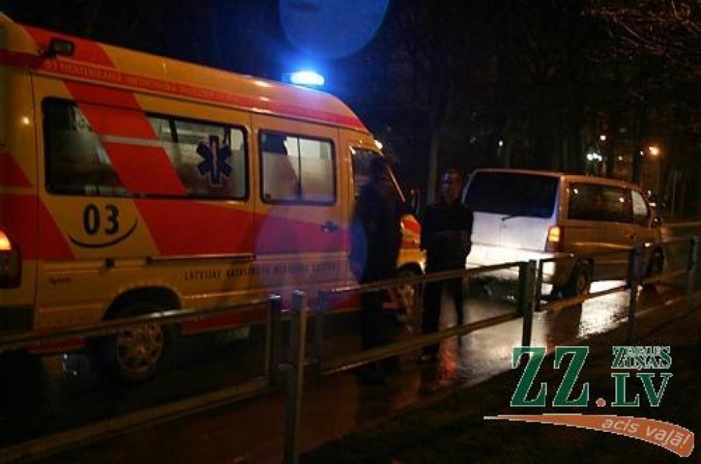 Izskrien priekšā braucošam mikroautobusam