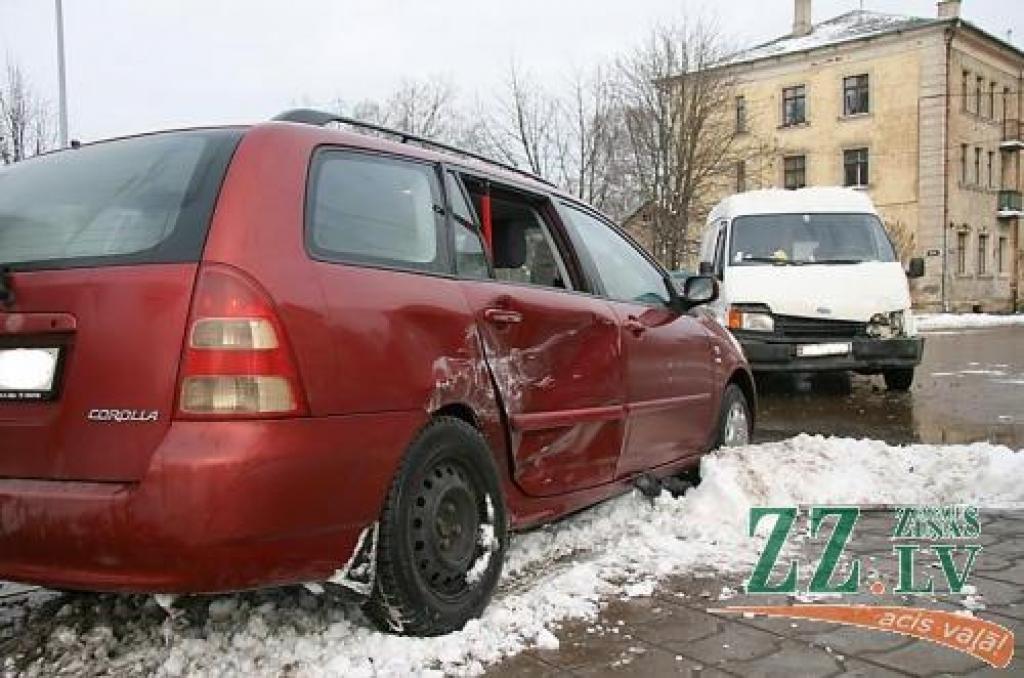 Neuzmanīgi izbrauc uz galvenā ceļa