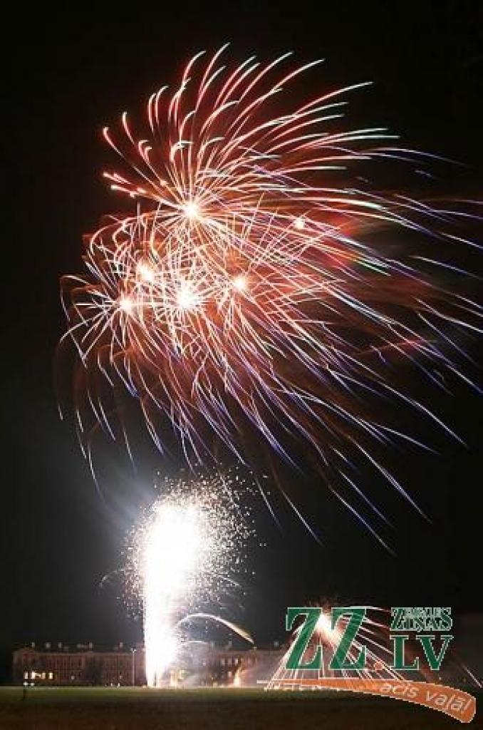 Foto: Uguņošana par godu Latvijas 90.jubilejai 