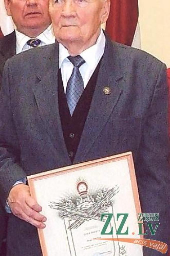 Apbalvo vecos karavīrus