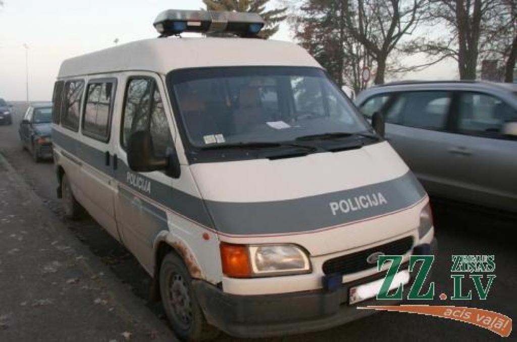 Slidenās ielās avarē automašīnas