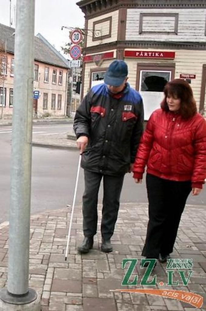 Jelgavā sola svītrainus stabus