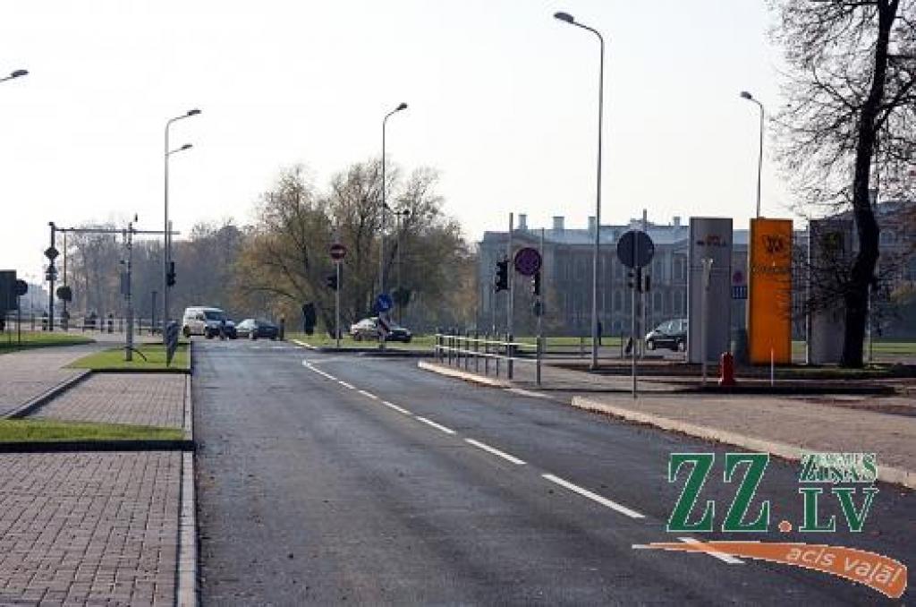 Maina kustību un uzliek ceļazīmes