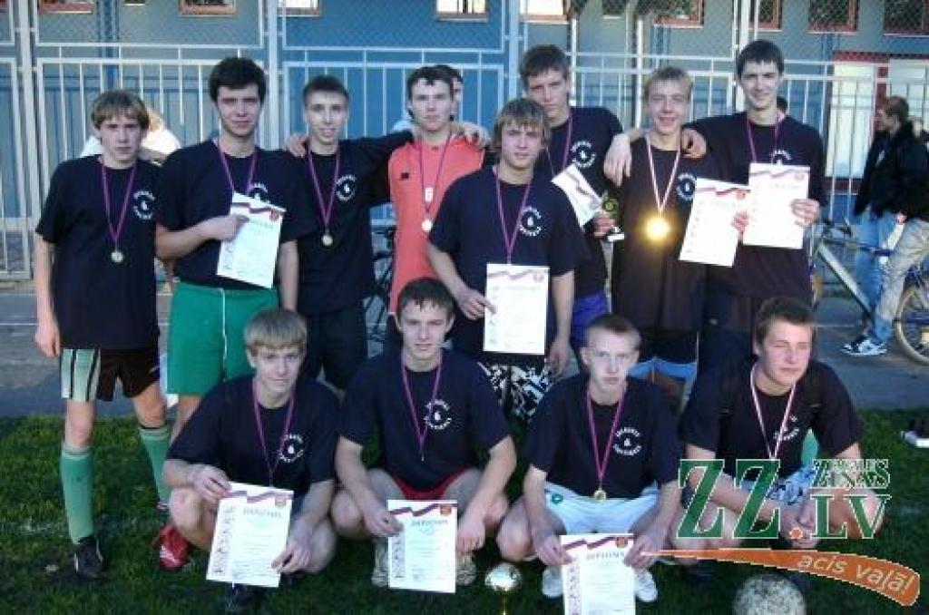 Skolu futbolam liela atsaucība