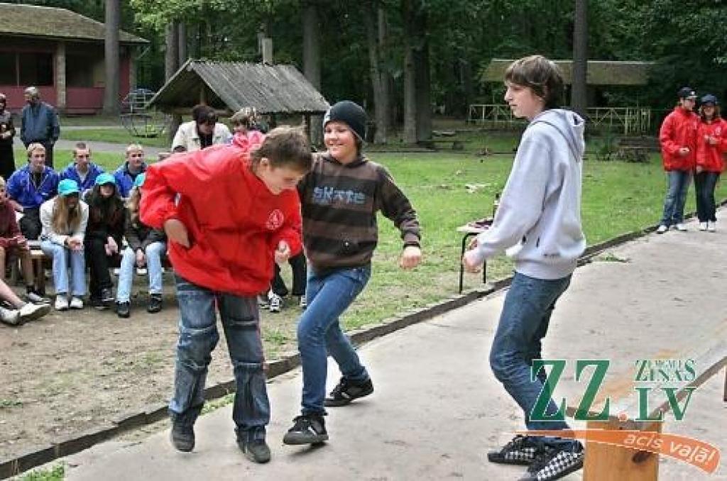 Iepazīstas ar iestāžu darbu un sacenšas zināšanās 