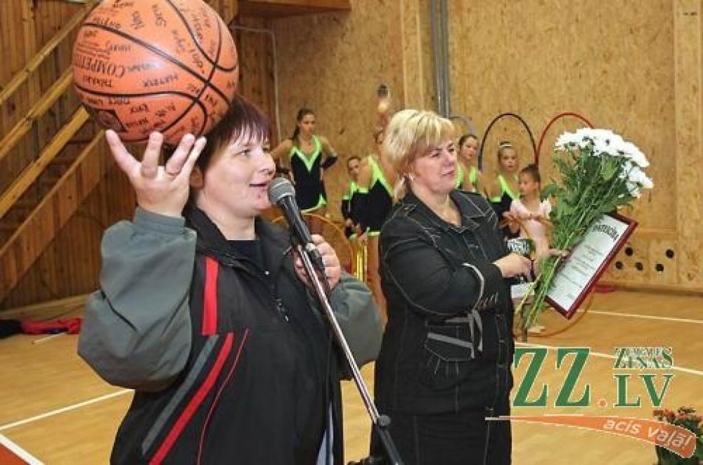 Zaļeniekos atklāj renovēto sporta halli