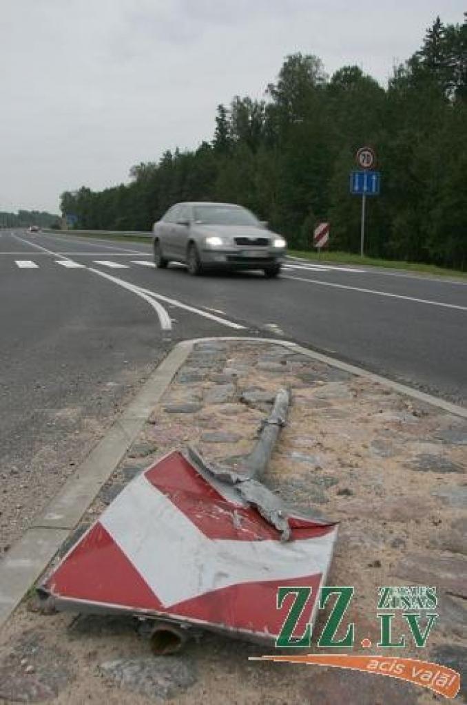 Nezināms autobraucējs atkal «nones» ceļazīmi 