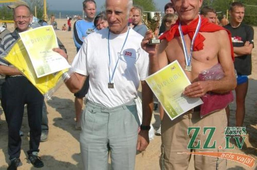 Skrējienā pa pludmales smiltīm un meža takām