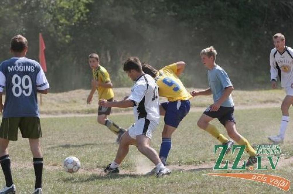 Tuvi un tāli viesi elejnieku Sporta svētkos