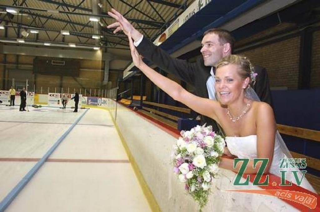 Kērlings un kāzinieki Ledus hallē