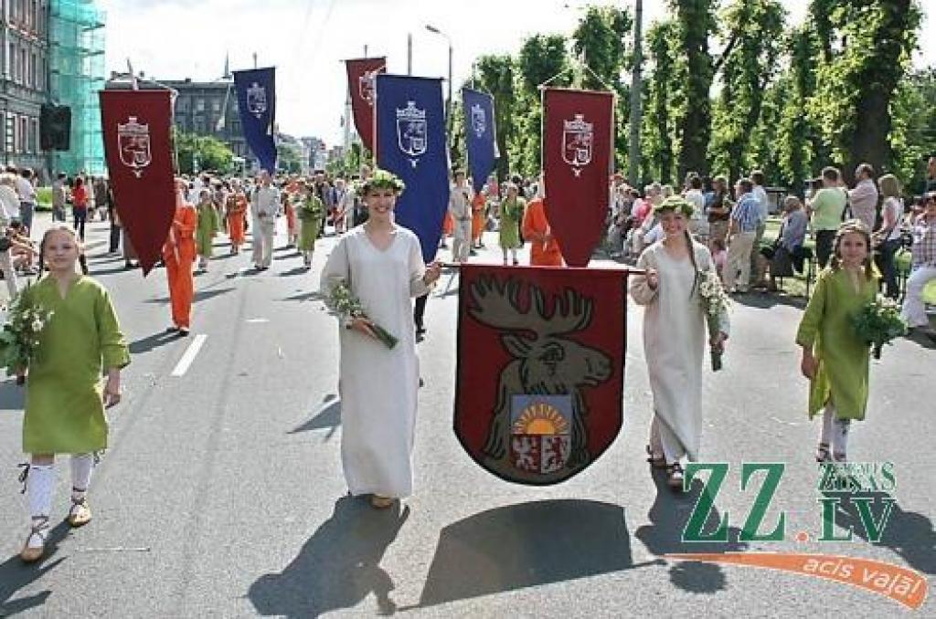 Fotogalerija: Svētku gājienu kuplina arī jelgavnieki (papildināta)