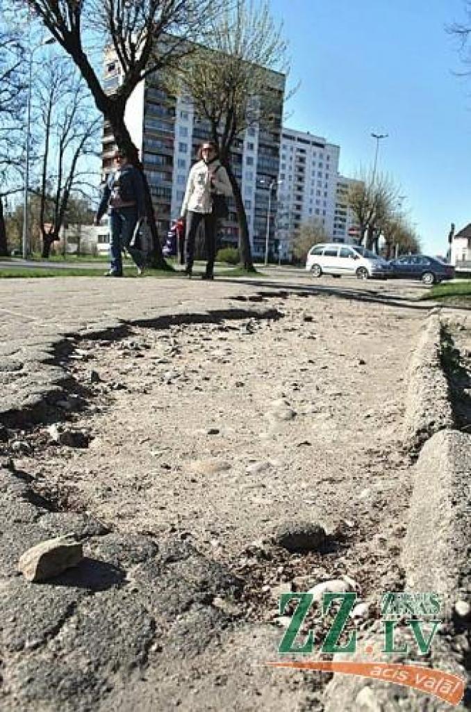 Pašvaldība par bedrēm «atrakstās»