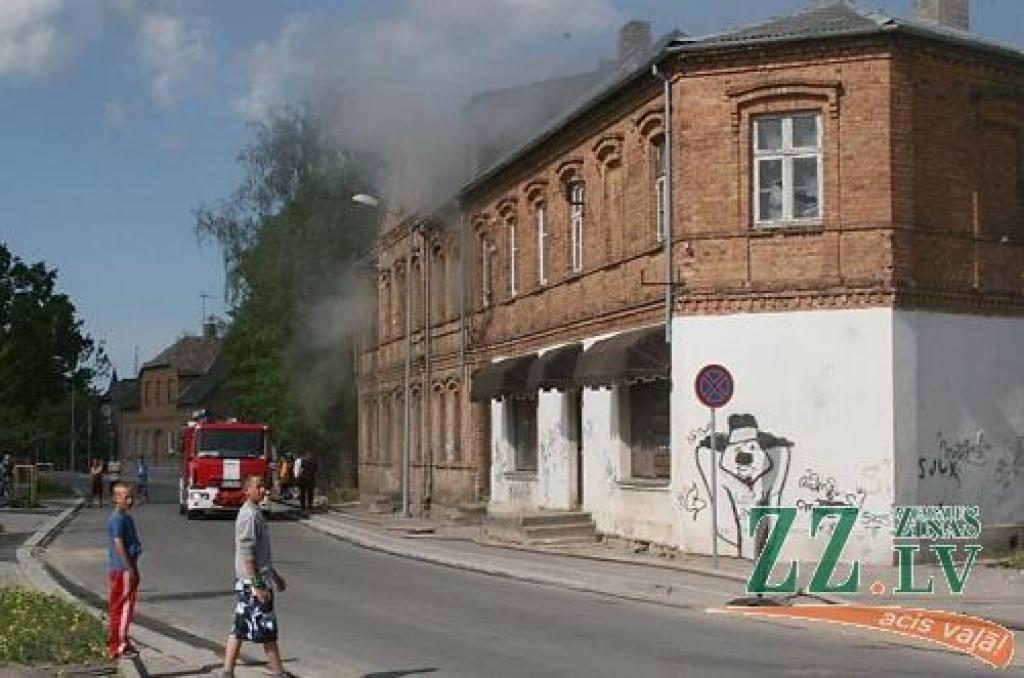 Aizdegas neapdzīvota māja