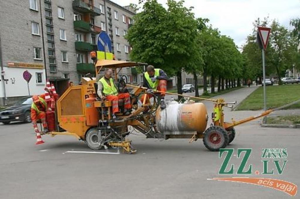 Atjauno līniju un gājēju pāreju krāsojumu