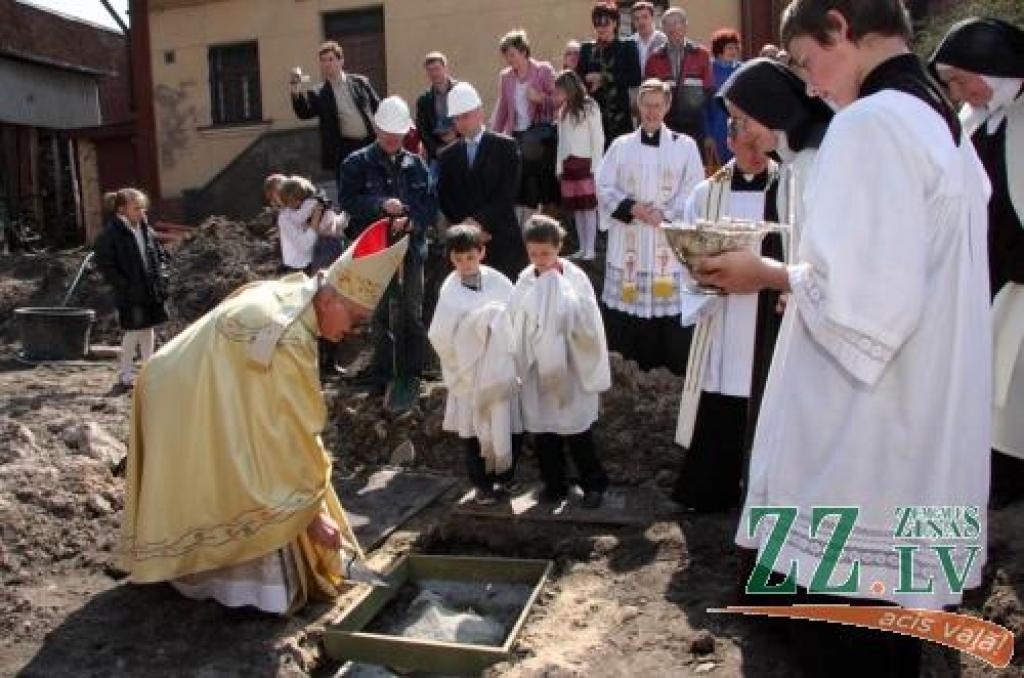 Iesvēta klostera ēkas pamatakmeni