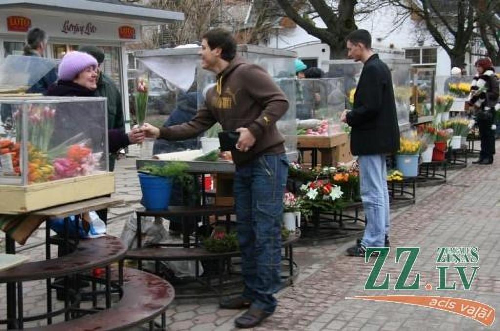 Foto: Svētkus svin ar ziedu klēpjiem