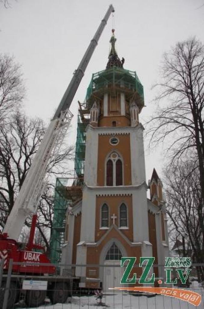 Iztaisnots baznīcas tornis