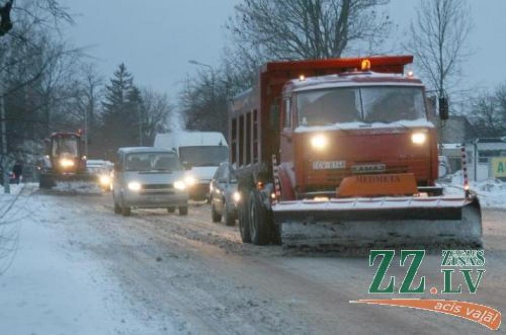 Foto: Cīņa pret sniega «stihiju» (papildināta)