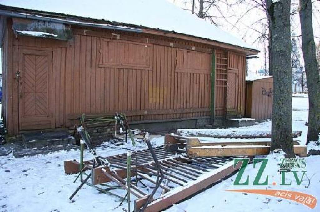 Huligāni posta LLU stadionu