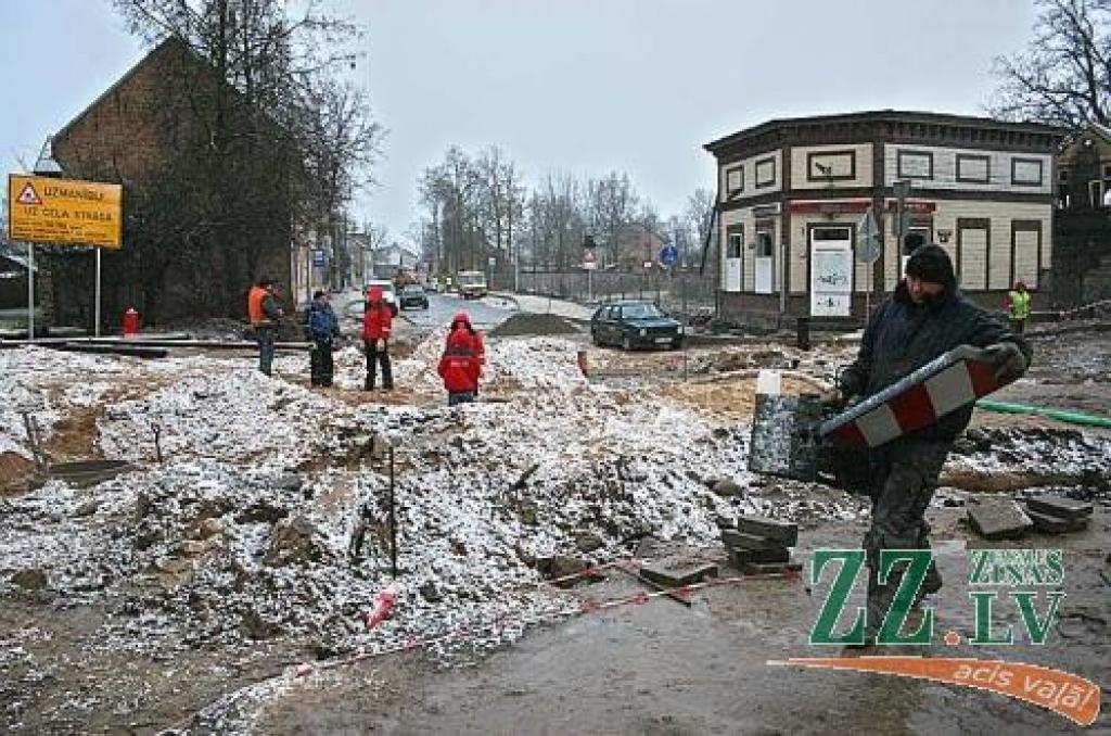 Tērvetes un Filozofu ielas krustojumu šonedēļ cer noasfaltēt