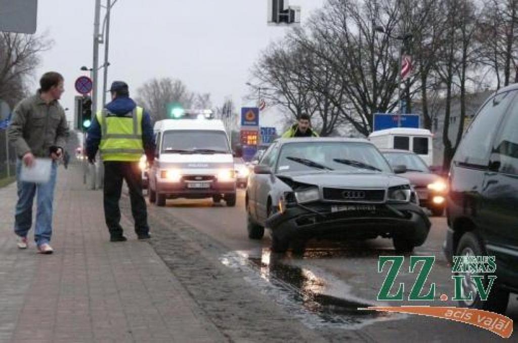 Četri auto izveido «vilcieniņu»