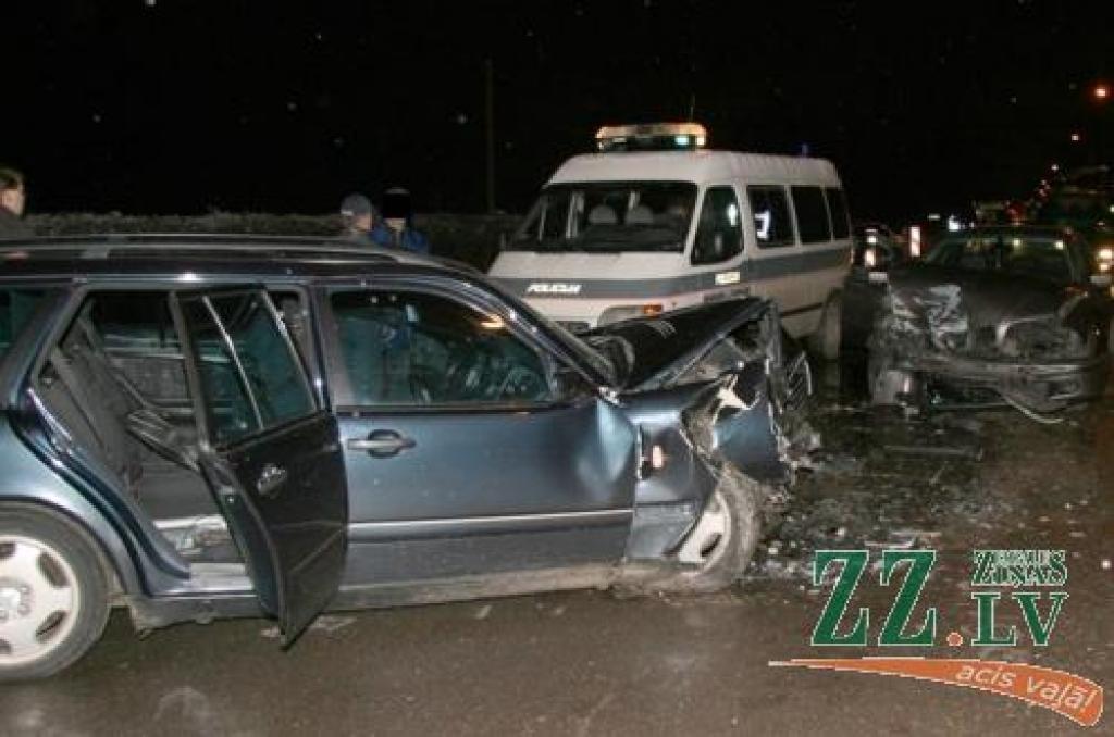 Pusstundas laikā sadauza sešus auto (papildināta)