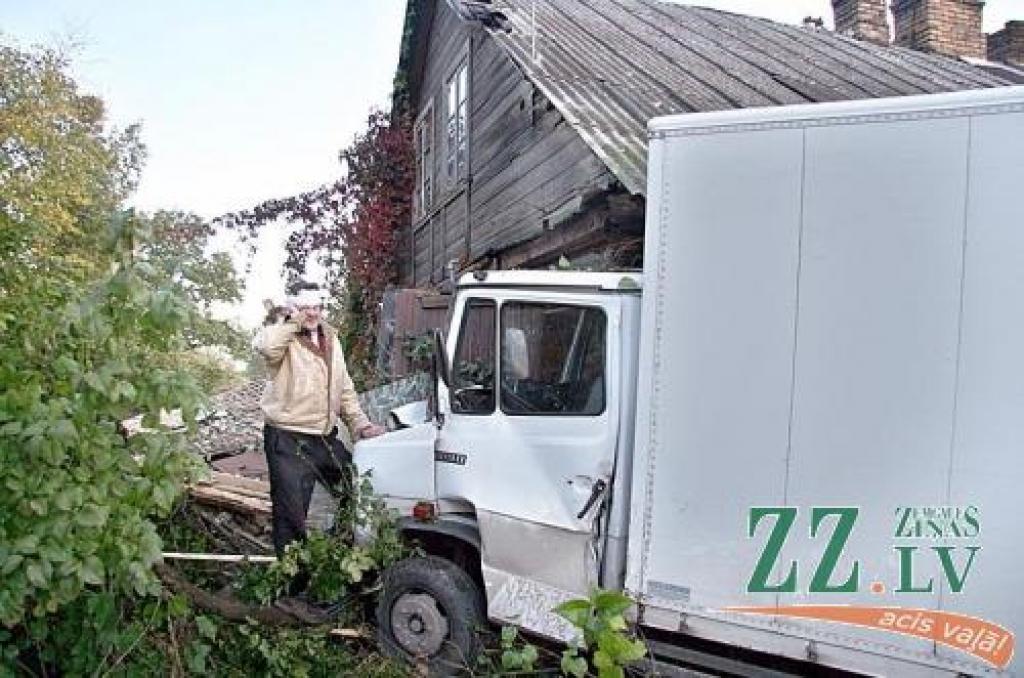 Kravas auto sagrauj mājas stūri