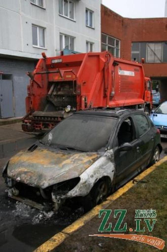 Ļaunprātīgi aizdedzina svešu auto