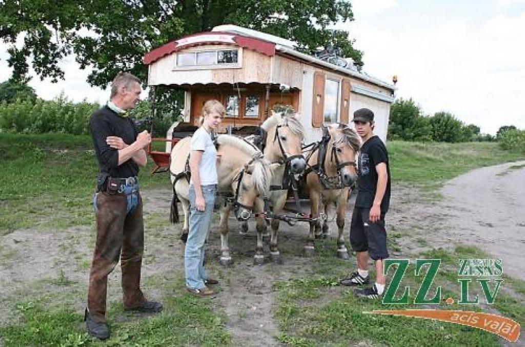 Dāņi zirgu vagoniņā apceļo Eiropu