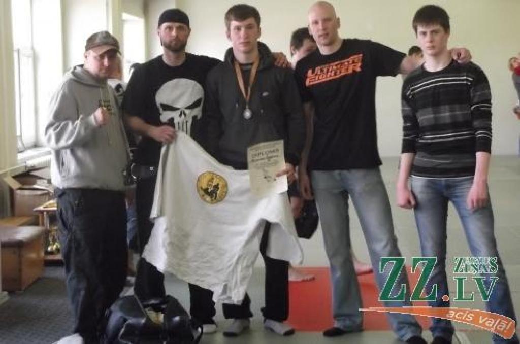 Jelgavnieks no greplinga sacensībām Saldū pārved medaļu