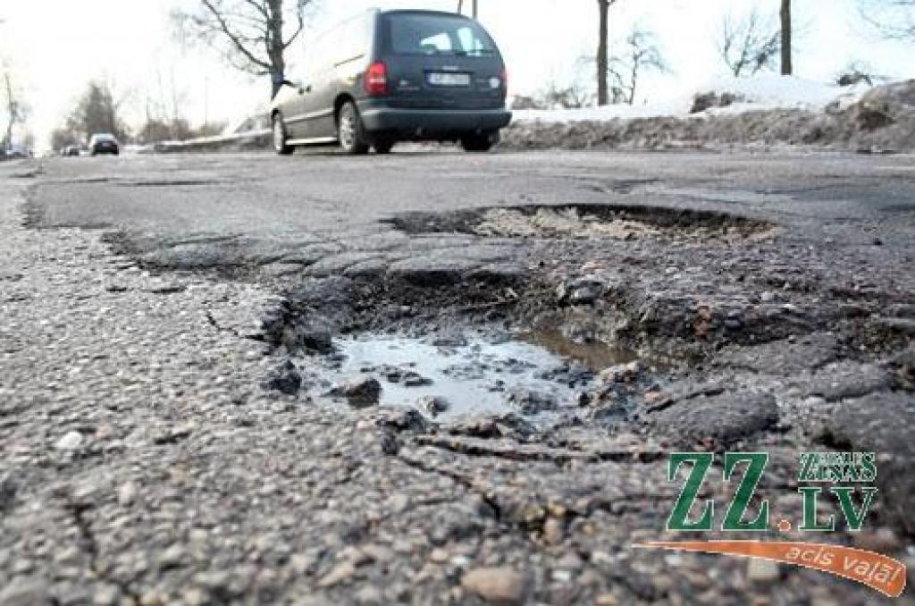 Uz valsts autoceļiem drīzumā sāks bedrīšu «lāpīšanu»